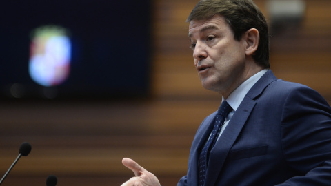 El presidente en funciones de la Junta de Castilla y León, Alfonso Fernández Mañueco, del PP, durante el debate de investidura del que saldrá el primer gobierno regional gobernado por su partido y Vox. El presidente en funciones de la Junta de Castilla y León, Alfonso Fernández Mañueco, del PP, durante el debate de investidura del que saldrá el primer gobierno regional gobernado por su partido y Vox.