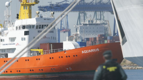 Un agente observa la llegada del Aquarius al puerto de Valencia. - AFP Un agente observa la llegada del Aquarius al puerto de Valencia. - AFP