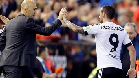 Pako Ayestarán felicita a Paco Alcácer, que anoche marcó tres goles contra el Éibar. /EFE Pako Ayestarán felicita a Paco Alcácer, que anoche marcó tres goles contra el Éibar. /EFE