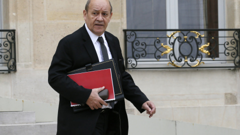 El ministro de Defensa francés Jean-Yves Le Drian abandonando el Palacio del Elíseo. REUTERS/Gonzalo Fuentes El ministro de Defensa francés Jean-Yves Le Drian abandonando el Palacio del Elíseo. REUTERS/Gonzalo Fuentes