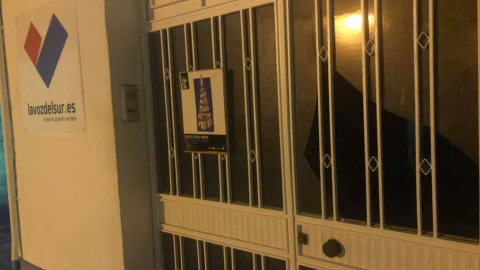 Cristales rotos en la sede de lavozdelsur.es, en la medianoche del pasado viernes, justo antes del cierre de campaña electoral. Cristales rotos en la sede de lavozdelsur.es, en la medianoche del pasado viernes, justo antes del cierre de campaña electoral.