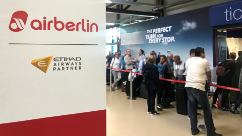 Varias personas guardan cola en un mostrador de Air Berlín, en en aerolpuerto berlinés de Tegel. REUTERS/Pawel Kopczynski