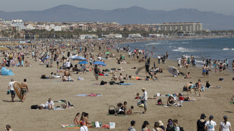 Miles de personas acuden a las playas, en Valencia, a 23 de abril de 2023. Miles de personas acuden a las playas, en Valencia, a 23 de abril de 2023.