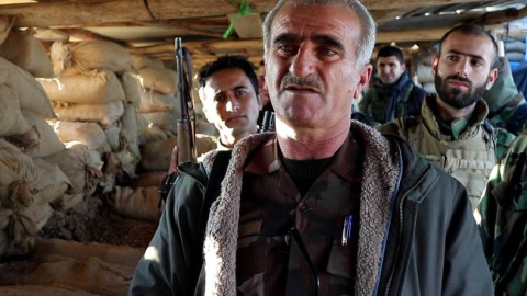 Oficial de los peshmergas de Barzani, en la línea del frente contra el ISIS FOTO Ferran Barber Oficial de los peshmergas de Barzani, en la línea del frente contra el ISIS FOTO Ferran Barber