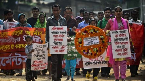 Familiares de las víctimas del incendio en la fábrica de fábrica Tazreen Fashions se manifeistan en la ciudad de Savar. - AFP
