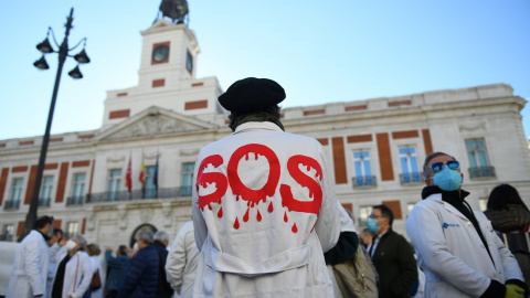 Un hombre con una bata donde se puede leer "SOS" en una concentración en defensa de la Atención Primaria, a 13 de noviembre de 2021, en Madrid Un hombre con una bata donde se puede leer "SOS" en una concentración en defensa de la Atención Primaria, a 13 de noviembre de 2021, en Madrid