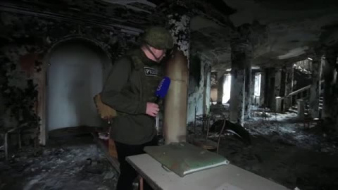 Un reportero de la televisión pública china consigue entrar al teatro de Mariupol Un reportero de la televisión pública china consigue entrar al teatro de Mariupol