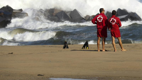 Dos socorrieras vigilan la playa de la Zurriola de San Sebastián. /EFE Dos socorrieras vigilan la playa de la Zurriola de San Sebastián. /EFE