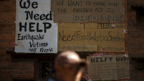 Pancartas en Bhaktapur claman ayuda y sentencian "Queremos saber como se distribuye la ayuda internacional"./ REUTERS/Athit Perawongmetha Pancartas en Bhaktapur claman ayuda y sentencian "Queremos saber como se distribuye la ayuda internacional"./ REUTERS/Athit Perawongmetha