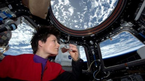 Primer café espresso que se toma en la Estación Espacial Internacional. /@ASTROSAMANTHA/TWITTER Primer café espresso que se toma en la Estación Espacial Internacional. /@ASTROSAMANTHA/TWITTER