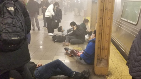 Personas heridas sentadas y tumbadas en el andén con manchas de sangre de la estación de metro de la calle 36 de Brooklyn, donde un hombre ha provocado un tiroteo este 12 de abril de 2022. Personas heridas sentadas y tumbadas en el andén con manchas de sangre de la estación de metro de la calle 36 de Brooklyn, donde un hombre ha provocado un tiroteo este 12 de abril de 2022.
