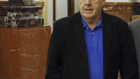 El coordinador federal de IU, Cayo Lara, en los pasillos del Congreso de los Diputados. EFE/Sergio Barrenechea