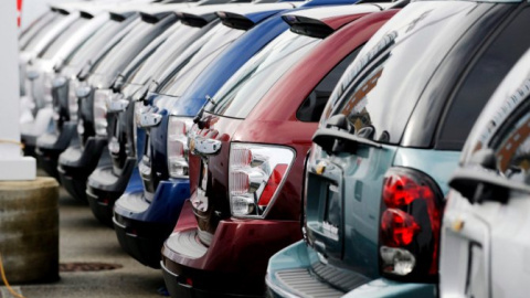 Coches expuestos en un concesionario. EFE Coches expuestos en un concesionario. EFE