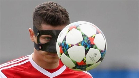 Lewandowski con la máscara facial con la que se ha entrenado. /BAYERN Lewandowski con la máscara facial con la que se ha entrenado. /BAYERN