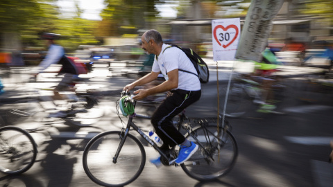Un ciclista circula por Madrid. EFE Un ciclista circula por Madrid. EFE