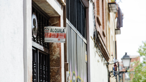 Un cartel de 'Se alquila' en una inmobiliaria de Madrid, a 14 de abril de 2023. Un cartel de 'Se alquila' en una inmobiliaria de Madrid, a 14 de abril de 2023.
