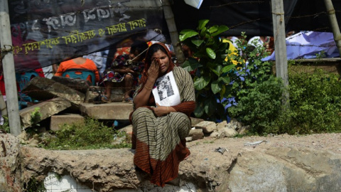Un familiar de uno de los fallecidos por el derrumbe, en el lugar donde se encontraba el edificio. - AFP Un familiar de uno de los fallecidos por el derrumbe, en el lugar donde se encontraba el edificio. - AFP