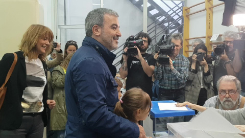 Collboni vota acompañado por sus sobrinos Collboni vota acompañado por sus sobrinos