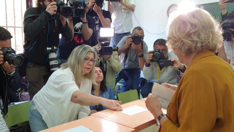 Manuela Carmena vota en el IES Conde Orgaz Manuela Carmena vota en el IES Conde Orgaz