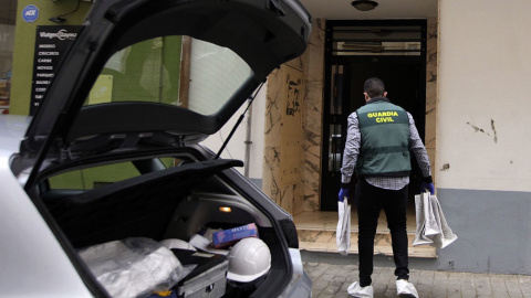 (12/4/2022) La Guardia Civil accede a la vivienda donde ha tenido lugar el suceso. (12/4/2022) La Guardia Civil accede a la vivienda donde ha tenido lugar el suceso.