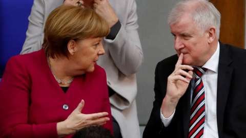 La canciller alemana Angela Merkel conversa con Horst Seehofer, ministro del Interior de su Gobierno, el pasado mes de marzo. (REUTERS | ARCHIVO) La canciller alemana Angela Merkel conversa con Horst Seehofer, ministro del Interior de su Gobierno, el pasado mes de marzo. (REUTERS | ARCHIVO)