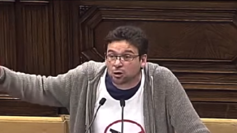 El diputado del Parlament de Catalunya por Catalunya Sí Que Es Pot, Albano Dante durante su intervención en la que acusa al PP por su gestión de la sanidad pública. El diputado del Parlament de Catalunya por Catalunya Sí Que Es Pot, Albano Dante durante su intervención en la que acusa al PP por su gestión de la sanidad pública.