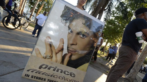 Una fan del fallecido músico estadounidense Prince sostiene un cartel con su imagen. EFE/MIKE NELSON Una fan del fallecido músico estadounidense Prince sostiene un cartel con su imagen. EFE/MIKE NELSON