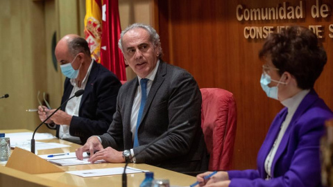 El consejero de Sanidad de la Comunidad de Madrid, Enrique Ruiz Escudero (d), durante la rueda de prensa ofrecida este viernes para actualizar la información sobre la situación epidemiológica y asistencial en la región por coronavirus, acom