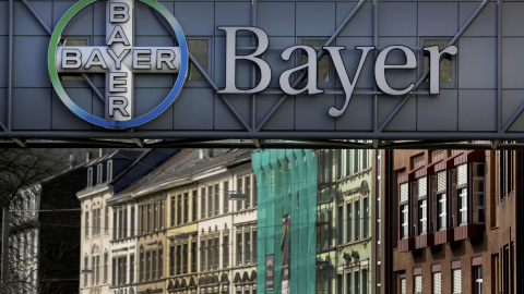 El logo de Bayer en su planta en la localidad alemana de Wuppertal. REUTERS/Ina Fassbender El logo de Bayer en su planta en la localidad alemana de Wuppertal. REUTERS/Ina Fassbender