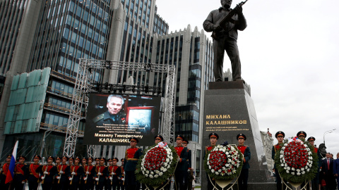 Militares realizan una guardia de honor durante la inauguración en Moscú del monumento a Mijaíl Kaláshnikov. /REUTERS