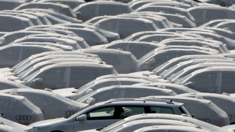 Varios coches de las diferentes marchas del fabricante alemán Volkswagen, cubiertos para ser embarcados en el puerto de Emden. REUTERS/Christian Charisius Varios coches de las diferentes marchas del fabricante alemán Volkswagen, cubiertos para ser embarcados en el puerto de Emden. REUTERS/Christian Charisius