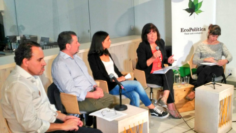(de izq. a dcha.) Los participantes de la mesa redonda Ángel Pascual-Ramsay, Antonio Diéguez. En el centro, la moderadora Lucía Villa, periodista de Público. Y a continuación, las interventoras Cristina Nabona y Yayo Herrero. (de izq. a dcha.) Los participantes de la mesa redonda Ángel Pascual-Ramsay, Antonio Diéguez. En el centro, la moderadora Lucía Villa, periodista de Público. Y a continuación, las interventoras Cristina Nabona y Yayo Herrero.