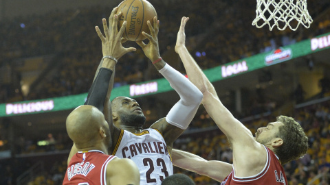 Gibson y Gasol intentan frenar la entrada a canasta de LeBron. /REUTERS Gibson y Gasol intentan frenar la entrada a canasta de LeBron. /REUTERS