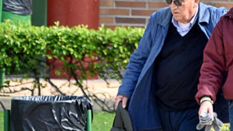 Fabra sale de prisión con su tercer grado acompañado de otro interno. EFE/Ismael Herrero