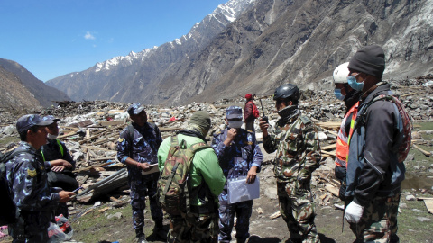 Soldados trabajan en una operación para recuperar los cuerpos de las personas fallecidas por la avalancha causada por el terremoto en Langtang, Nepal./REUTERS Soldados trabajan en una operación para recuperar los cuerpos de las personas fallecidas por la avalancha causada por el terremoto en Langtang, Nepal./REUTERS