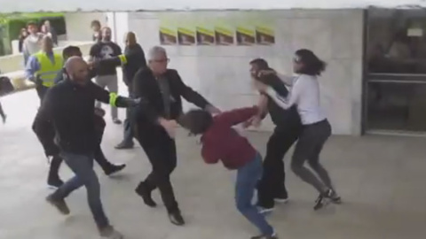 Un momento de la pelea entre neonazis y antifascistas en Barcelona. Un momento de la pelea entre neonazis y antifascistas en Barcelona.