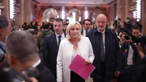 13/04/2022-La candidata del partido francés de extrema derecha Agrupación Nacional (RN), Marine Le Pen, llega para dar una rueda de prensa sobre su política de Asuntos Exteriores en el hotel Salons Hoche en París, Francia, el 13 de abril 13/04/2022-La candidata del partido francés de extrema derecha Agrupación Nacional (RN), Marine Le Pen, llega para dar una rueda de prensa sobre su política de Asuntos Exteriores en el hotel Salons Hoche en París, Francia, el 13 de abril