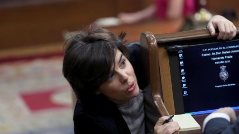 La vicepresidenta del Gobierno, Soraya Sáenz de Santamaría, momentos antes de reanudarse esta tarde el debate de la moción de censura contra el presidente del Gobierno, Mariano Rajoy - EFE La vicepresidenta del Gobierno, Soraya Sáenz de Santamaría, momentos antes de reanudarse esta tarde el debate de la moción de censura contra el presidente del Gobierno, Mariano Rajoy - EFE