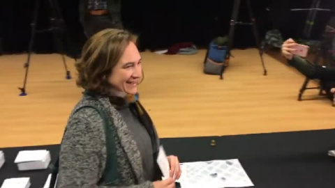 Ada Colau guarda cola para votar Ada Colau guarda cola para votar