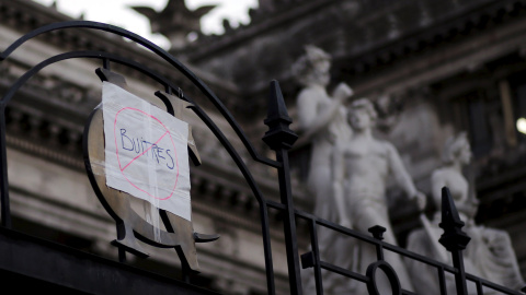 Un pasquín con la señal de 'prohibido buitres' en la entrada del Congreso argentino, donde se votó el pago a los fondos acreedores. REUTERS/Marcos Brindicci Un pasquín con la señal de 'prohibido buitres' en la entrada del Congreso argentino, donde se votó el pago a los fondos acreedores. REUTERS/Marcos Brindicci