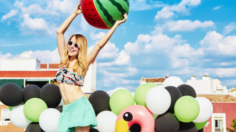 Esmeralda Moya eligió un bikini “one shoulder” con estampado de flores de la marca Silver, de venta en exclusiva en Sprinter