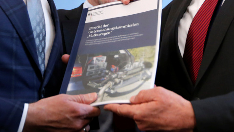El informe sobre emisiones contaminantes de los motores de los vehículos fabricados en Alemania, presentado por el ministro de Transporte, Alexander Dobrindt, en Berlín. REUTERS/Fabrizio Bensch El informe sobre emisiones contaminantes de los motores de los vehículos fabricados en Alemania, presentado por el ministro de Transporte, Alexander Dobrindt, en Berlín. REUTERS/Fabrizio Bensch