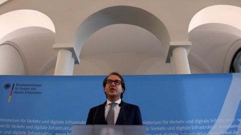 El ministro de Transportes alemán, Alexander Dobrindt, presenta los resultados de una investigación sobre los motores de los modelos de los principales fabricantes de automóviles. REUTERS/Fabrizio Bensch El ministro de Transportes alemán, Alexander Dobrindt, presenta los resultados de una investigación sobre los motores de los modelos de los principales fabricantes de automóviles. REUTERS/Fabrizio Bensch