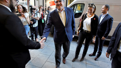 El candidato del PSOE a la Comunidad de Madrid, Ángel Gabilondo saluda a su llegada al Círculo de Bellas Artes de Madrid desde donde seguirá los resultados electorales de los comicios europeos, municipales y autonómicos | EFE/Paolo Aguilar