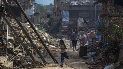 La Comisión Europea (CE) ha anunciado este lunes la concesión de otros 16,6 millones de euros para que Nepal pueda hacer frente a las necesidades más urgentes tras el terremoto de 7,8 grados de magnitud en la escala de Richter que ha asolad