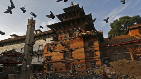 Un soldado del ejército de Nepal, de guardia cerca de un templo dañado en Bashantapur Durbar Square, en Katmandú./ REUTERS / Adnan Abidi TPX