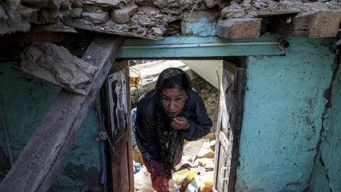 Una superviviente del terremoto visita su casa hecha trizas en las afueras de Katmandú, tras el devastador terremoto que se ha cobrado la vida de más de 7.000 personas./ REUTERS / Athit Perawongmetha