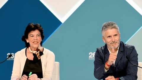 La ministra portavoz en funciones, Isabel Celaá (i), y el ministro del Interior, Fernando Grande-Marlaska (d), en los preparativos antes de la rueda de prensa que ofrecerán esta noche en el centro de datos de Ifema, para informar sobre los 