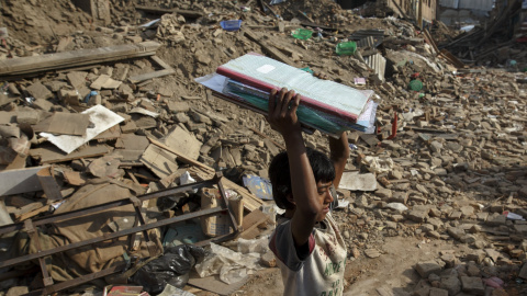 El Gobierno nepalí anunció que el terremoto que golpeó Nepal hace 10 días destruyó 668 colegios y dañó otros 2.228, y pidió que los expertos certifiquen que estos últimos son seguros antes de retomar las clases./ REUTERS/ Athit Perawongmeth