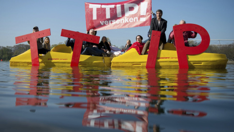Activistas muestran las iniciales TTIP durante una protesta contra el acuerdo de libre cambio comercial e inversiones entre Estados Unidos y la Unión Europea, en el lago Maschsee en Hanover (Alemania). EFE/Sebastian gollnow Activistas muestran las iniciales TTIP durante una protesta contra el acuerdo de libre cambio comercial e inversiones entre Estados Unidos y la Unión Europea, en el lago Maschsee en Hanover (Alemania). EFE/Sebastian gollnow